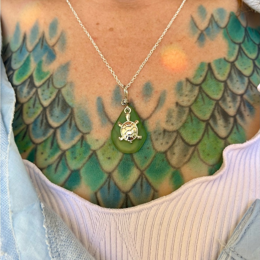 NWT Sea Glass Turtle Pendant Necklace 925 Silver Plated 18” Chain - Picture 2 of 6